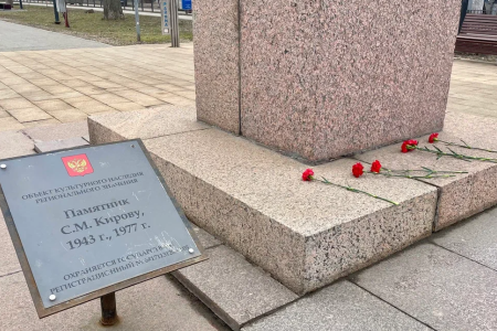 Саратовские коммунисты возложили цветы к памятнику С.М. Кирову, отдав дань глубокого уважения его памяти