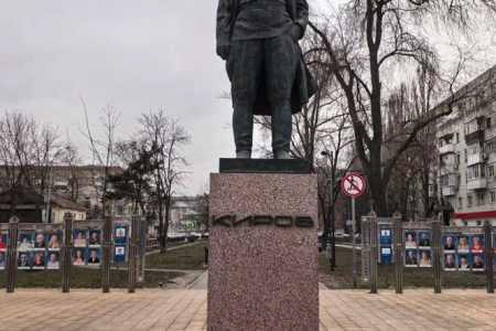 Саратовские коммунисты возложили цветы к памятнику С.М. Кирову, отдав дань глубокого уважения его памяти