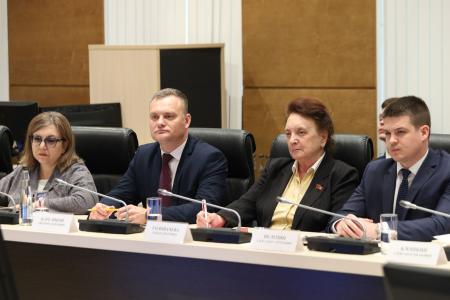 Волгоградская область. Лидер местных коммунистов Тамара Головачева приняла участие во встрече руководителей парламентских партий и общественных организаций с губернатором