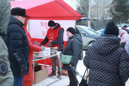 Накануне Женского дня. Омские коммунисты проводят предпраздничные пикеты
