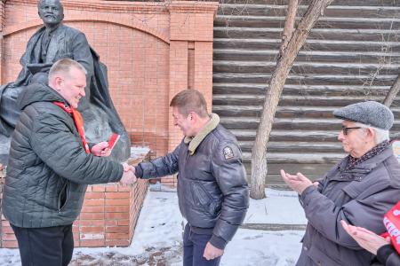 Память не спрятать за строительные заборы: красноярские коммунисты отметили день рождения Ленина