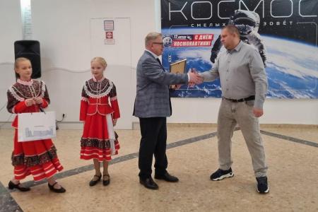 Руководитель фракции КПРФ Александр Наумов поздравил сотрудников центра им. М.В. Хруничева в Ступино с Днем космонавтики