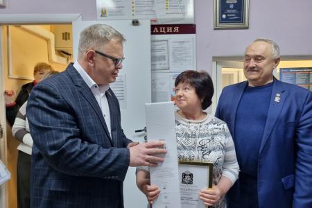 Руководитель фракции КПРФ в Мособлдуме Александр Наумов поздравил сотрудников Можайской подстанции скорой помощи