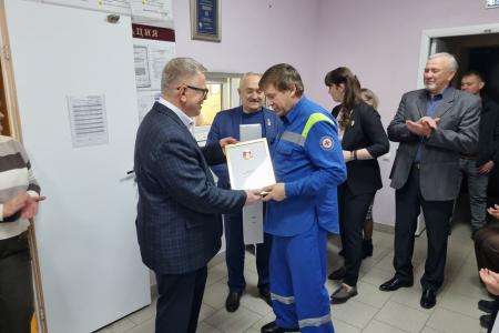 Руководитель фракции КПРФ в Мособлдуме Александр Наумов поздравил сотрудников Можайской подстанции скорой помощи