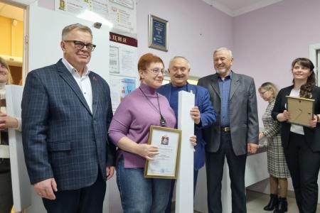 Руководитель фракции КПРФ в Мособлдуме Александр Наумов поздравил сотрудников Можайской подстанции скорой помощи
