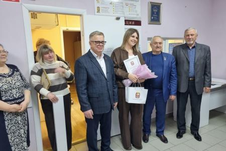 Руководитель фракции КПРФ в Мособлдуме Александр Наумов поздравил сотрудников Можайской подстанции скорой помощи