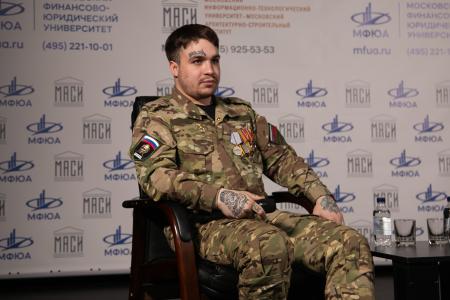 Сенатор от КПРФ Айрат Гибатдинов провел патриотическое мероприятие с участием ветерана СВО Никиты Кашаева и студентов