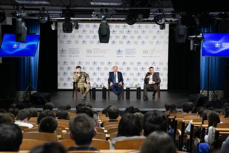 Сенатор от КПРФ Айрат Гибатдинов провел патриотическое мероприятие с участием ветерана СВО Никиты Кашаева и студентов