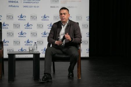 Сенатор от КПРФ Айрат Гибатдинов провел патриотическое мероприятие с участием ветерана СВО Никиты Кашаева и студентов