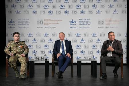 Сенатор от КПРФ Айрат Гибатдинов провел патриотическое мероприятие с участием ветерана СВО Никиты Кашаева и студентов