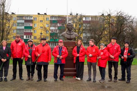 Первым космос покорил коммунист! Курские коммунисты во главе с Н.Н. Ивановым возложили цветы к памятнику Ю.А. Гагарина