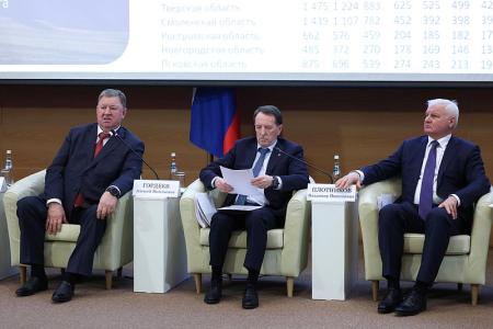 Под председательством В.И.Кашина участники парламентских слушаний обсудили вопросы законодательного регулирования оборота земель сельскохозяйственного назначения