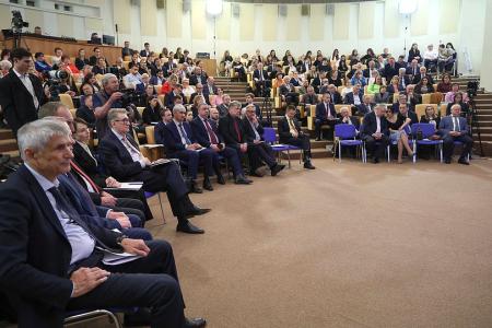 Под председательством В.И.Кашина участники парламентских слушаний обсудили вопросы законодательного регулирования оборота земель сельскохозяйственного назначения