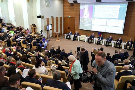 Под председательством В.И.Кашина участники парламентских слушаний обсудили вопросы законодательного регулирования оборота земель сельскохозяйственного назначения
