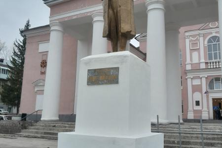 Челябинская область. В Миньяре в день 156-летия со дня рождения Владимира Ильича Ленина состоялось открытие его памятника после ремонта