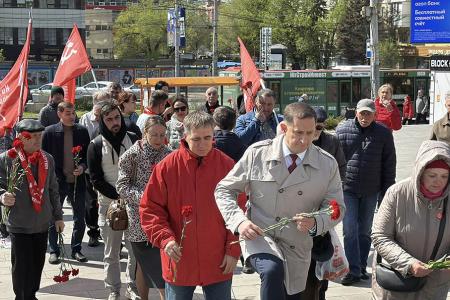 "Учиться у Ленина диалектическому подходу к анализу событий - задача каждого коммуниста!": В Ростове возложили цветы в честь 156-летия вождя мирового пролетариата