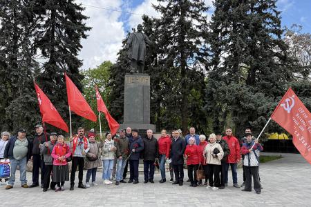"Учиться у Ленина диалектическому подходу к анализу событий - задача каждого коммуниста!": В Ростове возложили цветы в честь 156-летия вождя мирового пролетариата