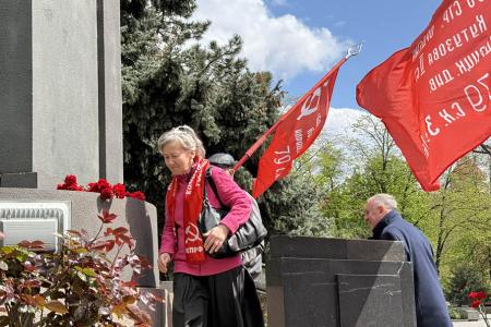 "Учиться у Ленина диалектическому подходу к анализу событий - задача каждого коммуниста!": В Ростове возложили цветы в честь 156-летия вождя мирового пролетариата