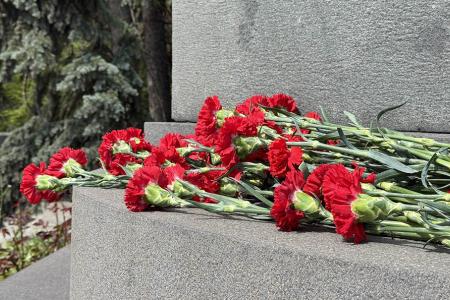 "Учиться у Ленина диалектическому подходу к анализу событий - задача каждого коммуниста!": В Ростове возложили цветы в честь 156-летия вождя мирового пролетариата