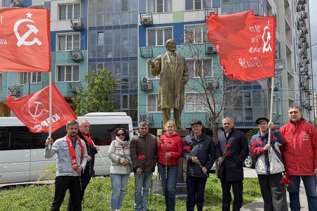 "Учиться у Ленина диалектическому подходу к анализу событий - задача каждого коммуниста!": В Ростове возложили цветы в честь 156-летия вождя мирового пролетариата
