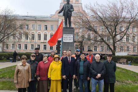 Коммунисты города на Неве почтили память Ленина у Смольного и в районах