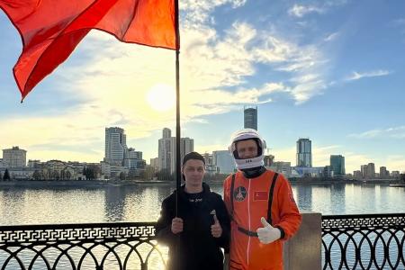 «Поехали!»: коммунисты Екатеринбурга поздравили жителей с Днём космонавтики
