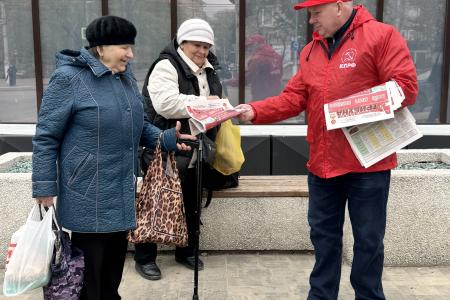 Сталинградские коммунисты поддержали партийный Пленум выходом на улицы города