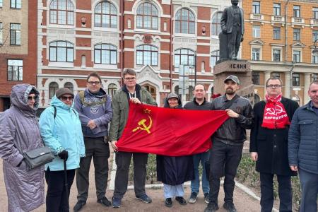 Коммунисты города на Неве почтили память Ленина у Смольного и в районах