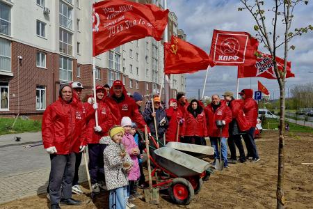 Калининградские коммунисты и жители провели субботник в преддверии 1 Мая