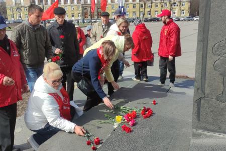 Акции к 156-летию Великого Ленина проводят новгородские коммунисты
