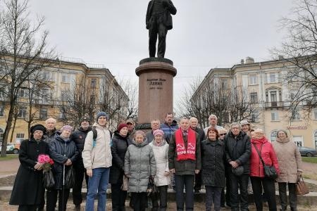 Коммунисты города на Неве почтили память Ленина у Смольного и в районах