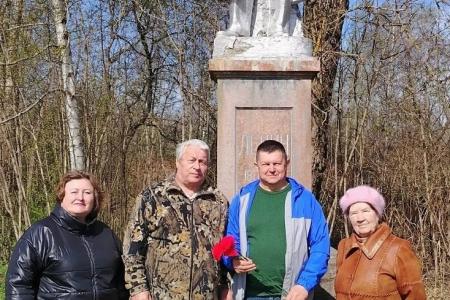 Акции к 156-летию Великого Ленина проводят новгородские коммунисты
