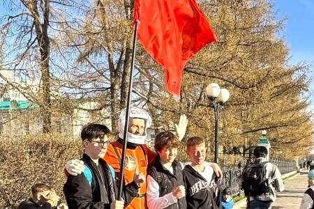 «Поехали!»: коммунисты Екатеринбурга поздравили жителей с Днём космонавтики