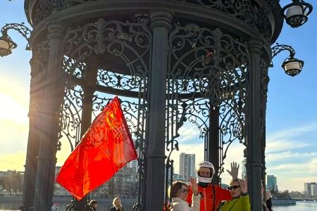 «Поехали!»: коммунисты Екатеринбурга поздравили жителей с Днём космонавтики