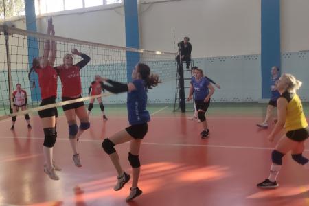 Новгородские волейболистки, поддерживаемые КПРФ, вошли в число лидеров Чемпионата города