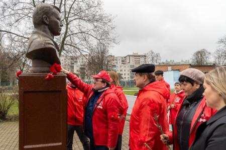 Первым космос покорил коммунист! Курские коммунисты во главе с Н.Н. Ивановым возложили цветы к памятнику Ю.А. Гагарина