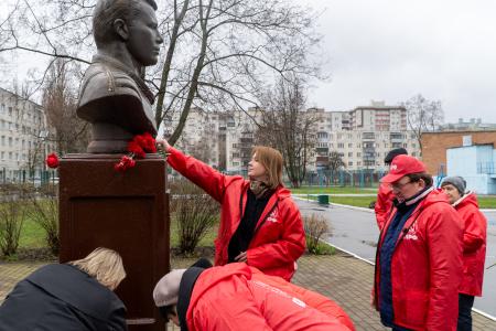 Первым космос покорил коммунист! Курские коммунисты во главе с Н.Н. Ивановым возложили цветы к памятнику Ю.А. Гагарина