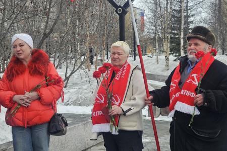 Ямало-Ненецкий автономный округ. Коммунисты возложили цветы к мемориальной доске с изображением Юрия Алексеевича Гагарина