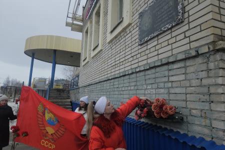 Ямало-Ненецкий автономный округ. Коммунисты возложили цветы к мемориальной доске с изображением Юрия Алексеевича Гагарина