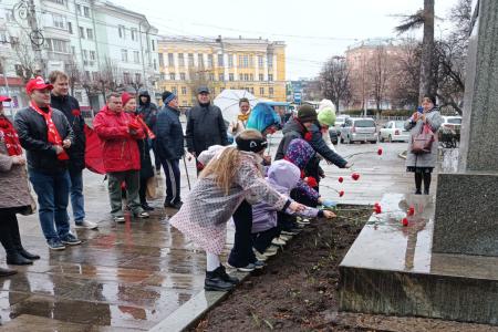 Рязань. Слава покорителям космоса! Местные коммунисты провели мероприятие у памятника К.Э. Циолковскому