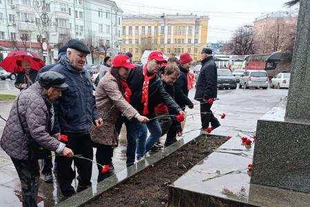 Рязань. Слава покорителям космоса! Местные коммунисты провели мероприятие у памятника К.Э. Циолковскому
