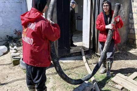Дагестан. Отряд коммунистов и комсомольцев продолжает помогать ликвидировать последствия наводнения в Мамедкале
