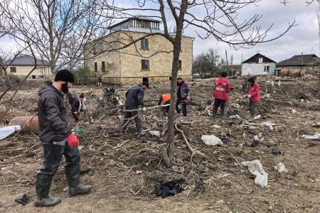 Дагестан. Отряд коммунистов и комсомольцев продолжает помогать ликвидировать последствия наводнения в Мамедкале