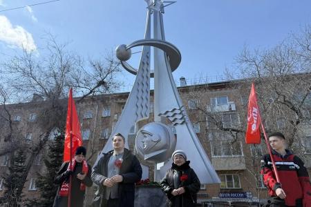 Бурятия. В Улан-Удэ коммунисты отметили 65-летие первого полёта в космос