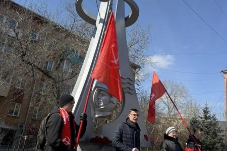 Бурятия. В Улан-Удэ коммунисты отметили 65-летие первого полёта в космос