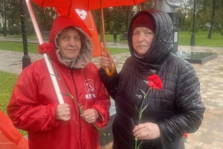 Коммунисты Ставрополья возложили цветы к памятнику В.И. Ленину