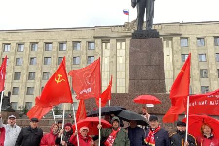 Коммунисты Ставрополья возложили цветы к памятнику В.И. Ленину