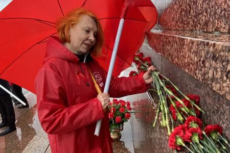 Коммунисты Ставрополья возложили цветы к памятнику В.И. Ленину