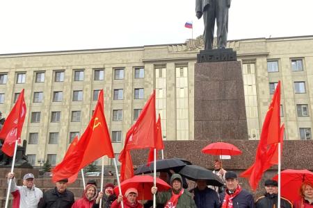 Коммунисты Ставрополья возложили цветы к памятнику В.И. Ленину