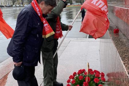 Коммунисты Ставрополья возложили цветы к памятнику В.И. Ленину